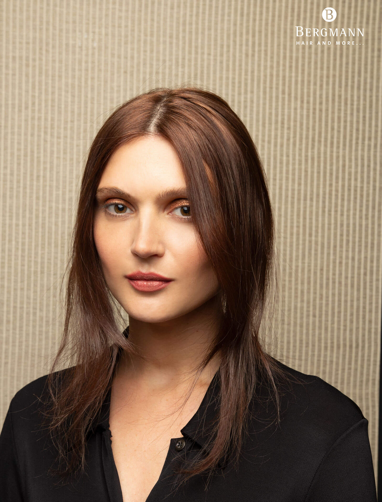 Haarverdichtung vorher - Portrait Frau mit braunen Haaren - Haarstudio Mayr in Bruneck