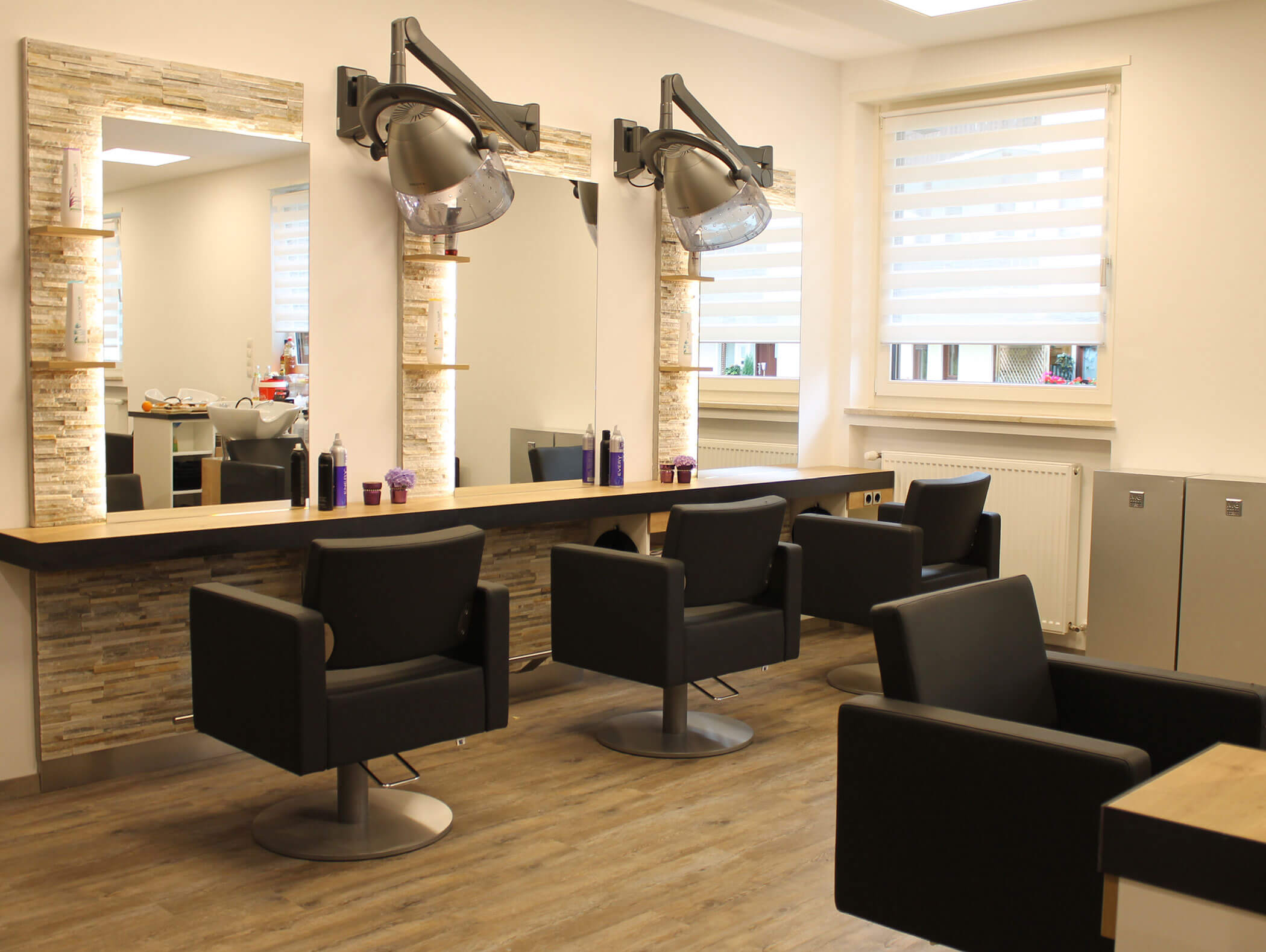 Terapie - poltrona con specchio - Haarstudio Mayr a Brunico