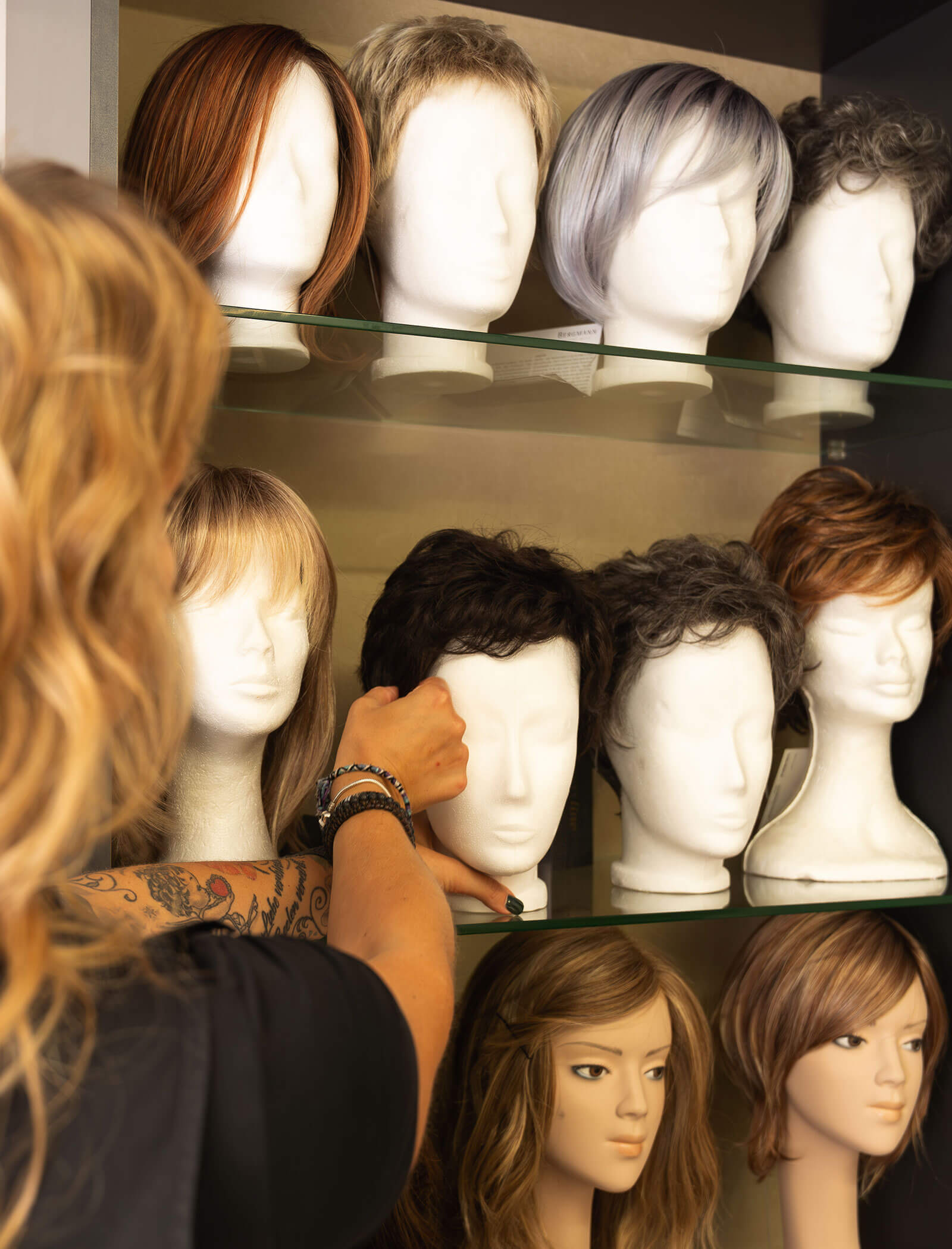Varie parrucche in vetrina - Haarstudio Mayr a Brunico