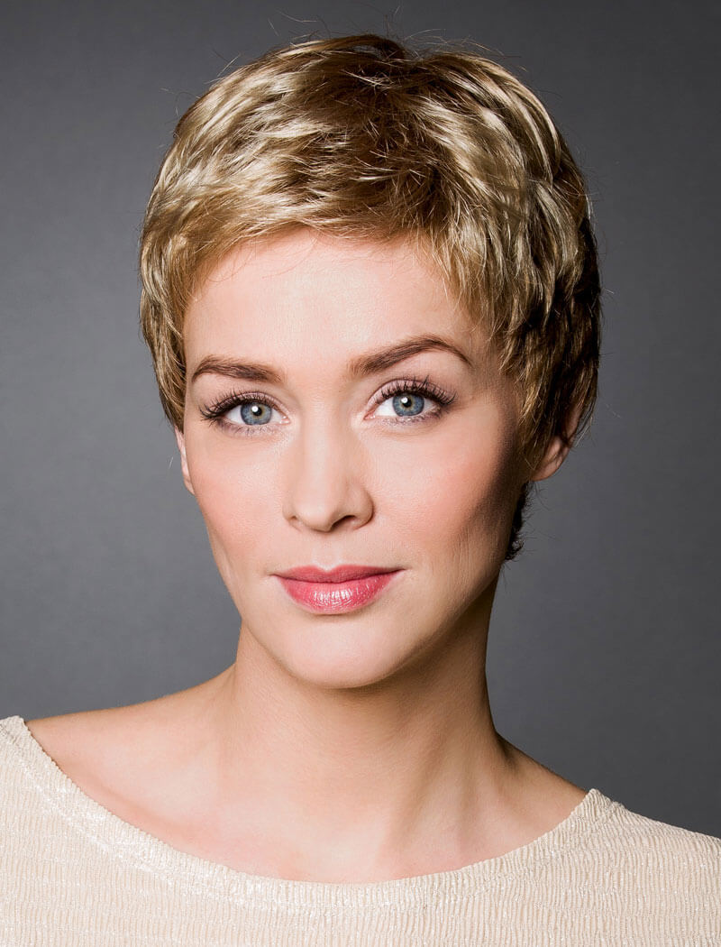 Ritratto di donna con parrucca bionda di capelli umani - Haarstudio Mayr a Brunico