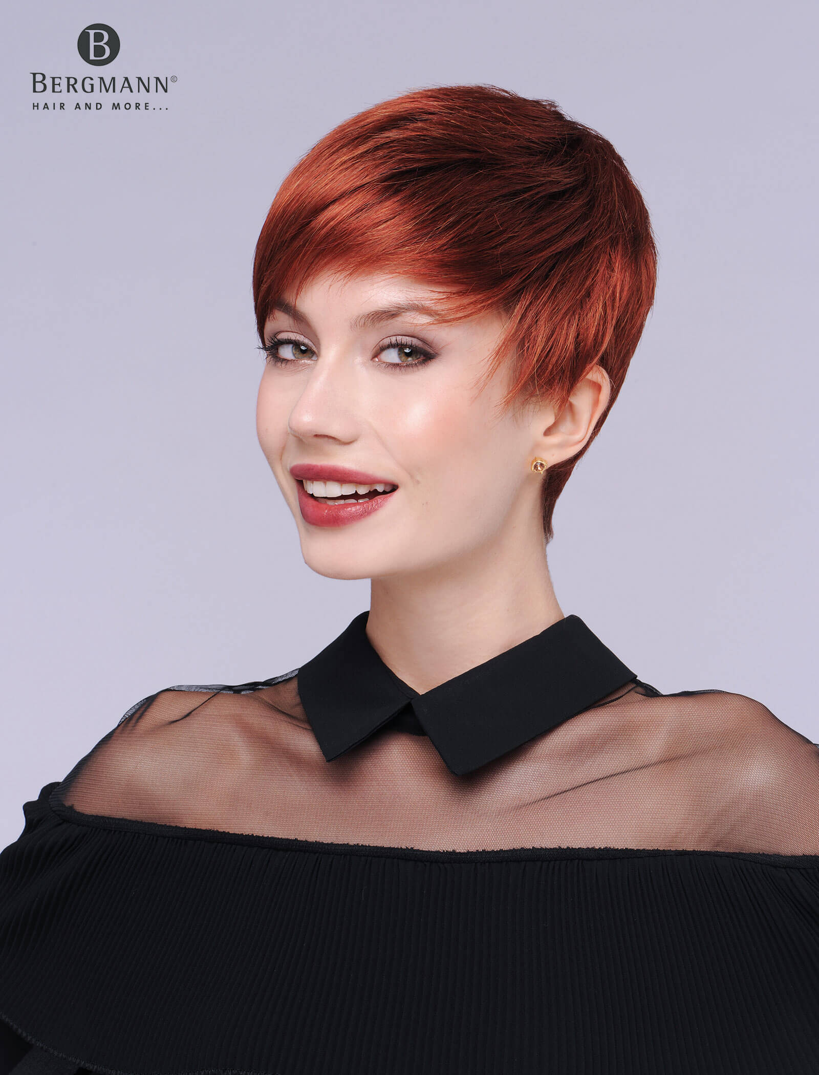 Ritratto di donna con parrucca corta rossiccia - Haarstudio Mayr a Brunico