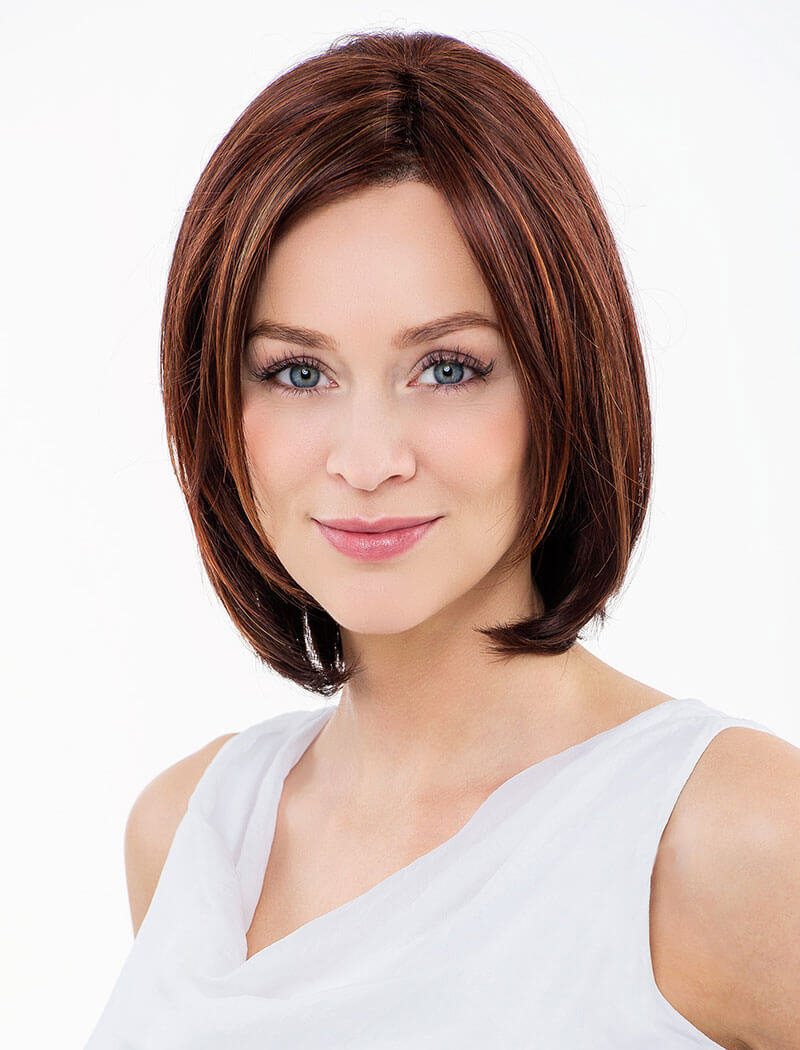 Ritratto di donna con parrucca di capelli umani rossiccia - Haarstudio Mayr a Brunico