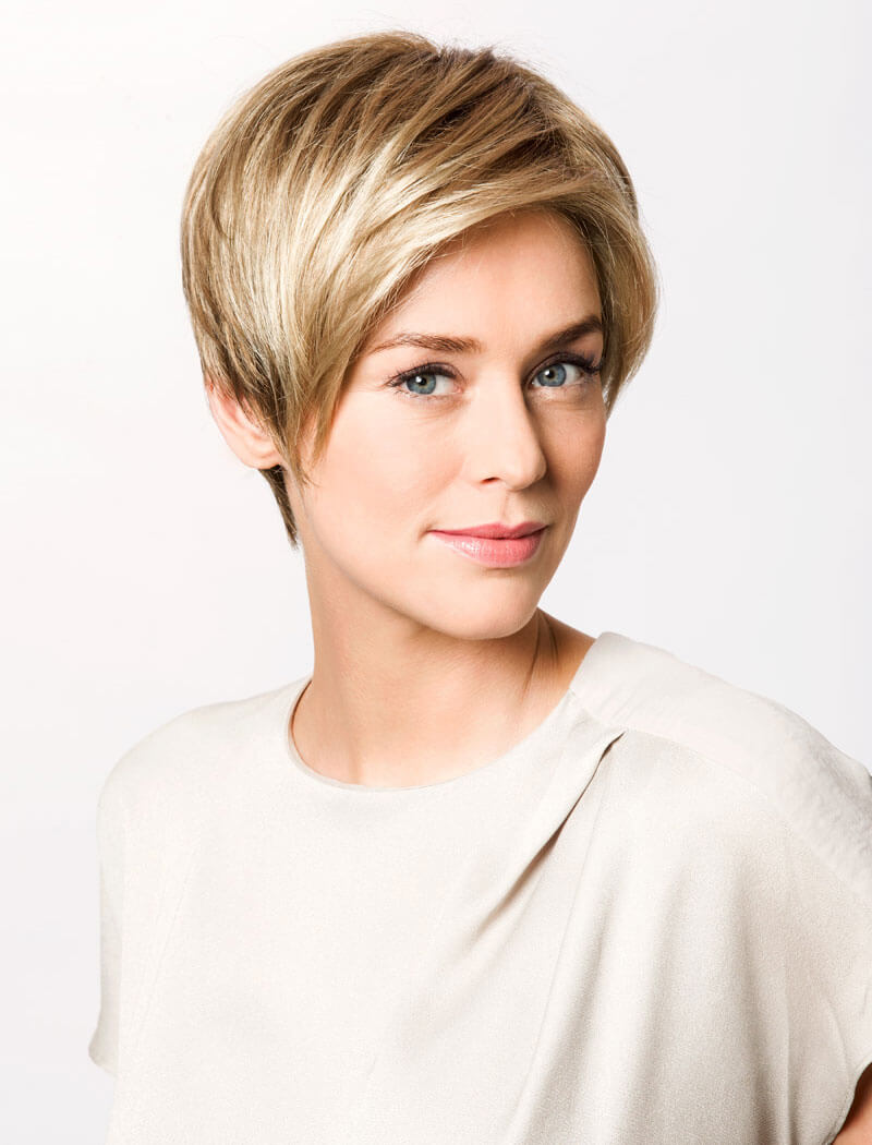 Ritratto di donna con parrucca bionda corta - Haarstudio Mayr di Brunico