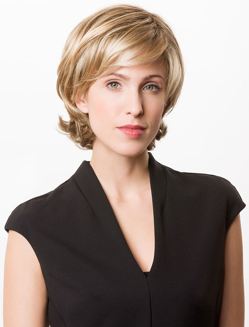 Ritratto di donna con parrucca bionda - Haarstudio Mayr a Brunico