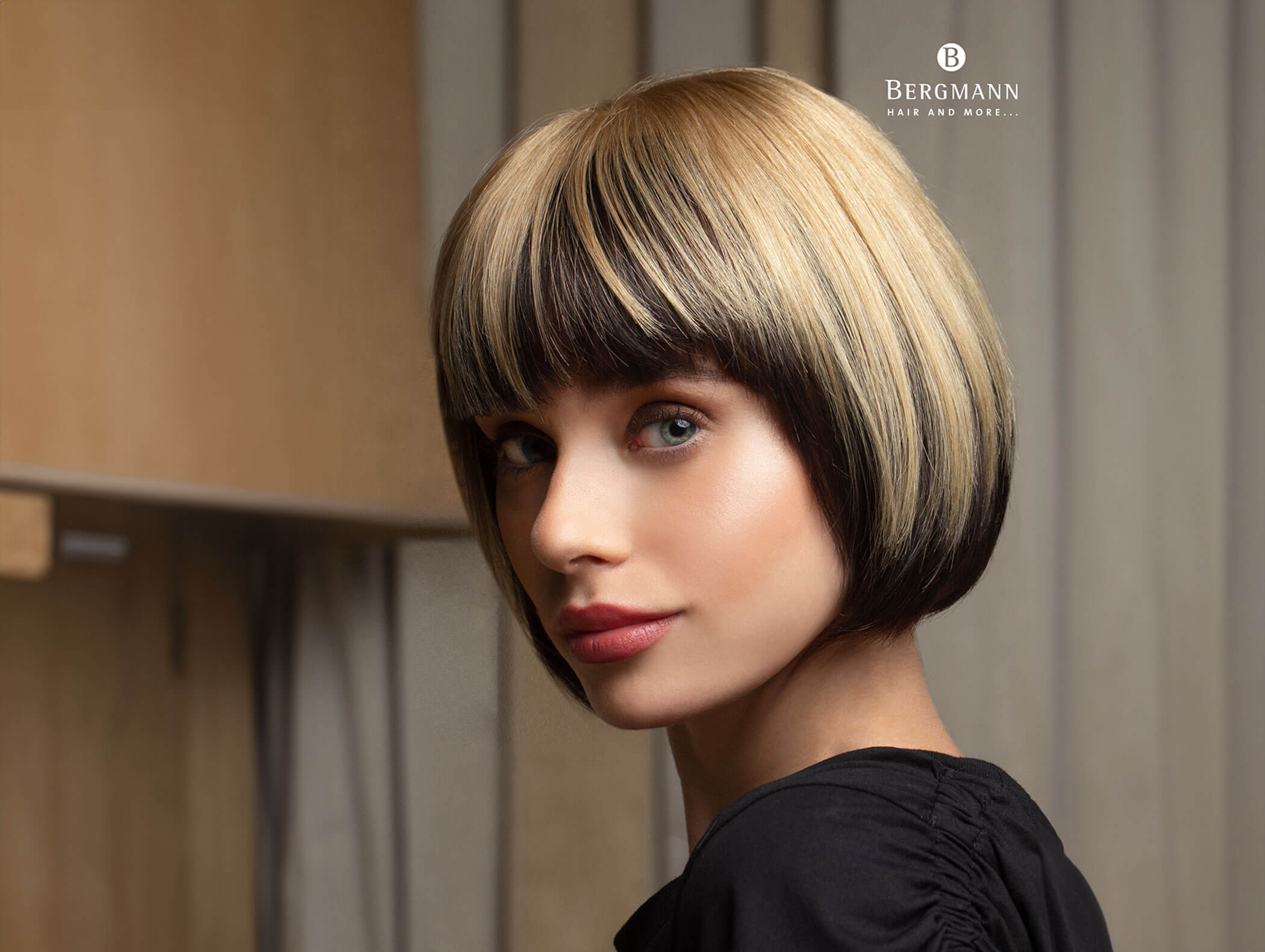 Parrucche come elemento di stile - ritratto di donna con capelli biondi e punte scure - Haarstudio Mayr a Brunico