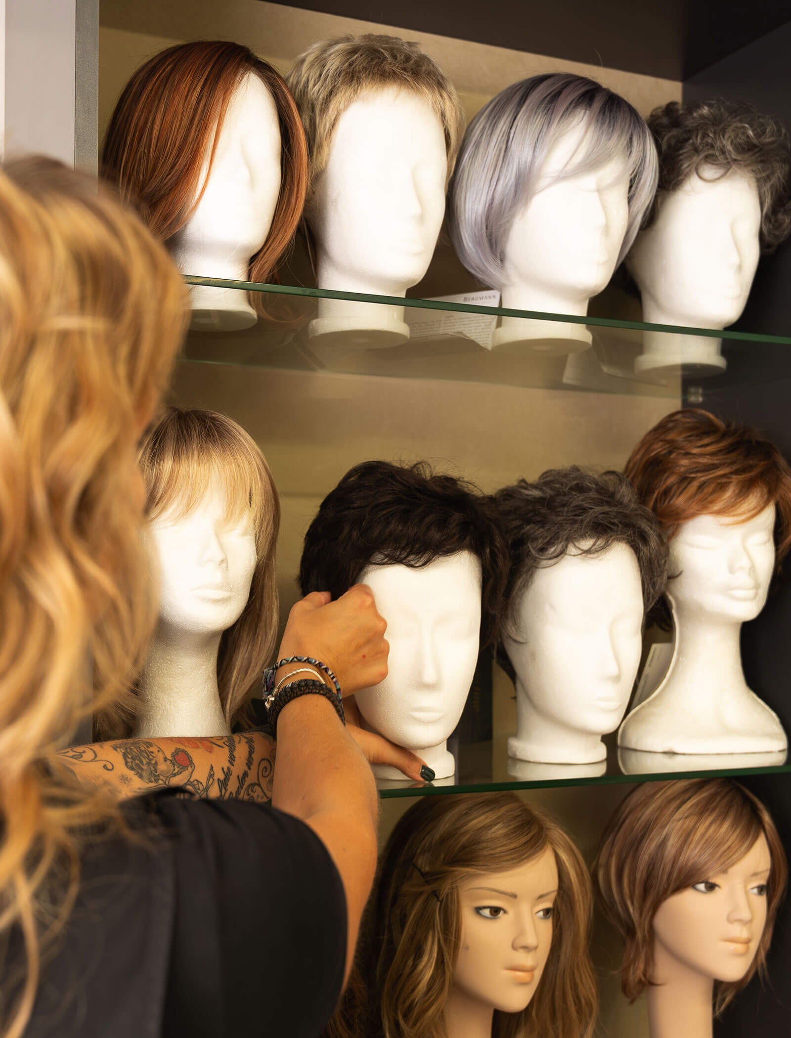 Verschiedene Perücken in Regal - Detailaufnahme - Haarstudio Mayr in Bruneck